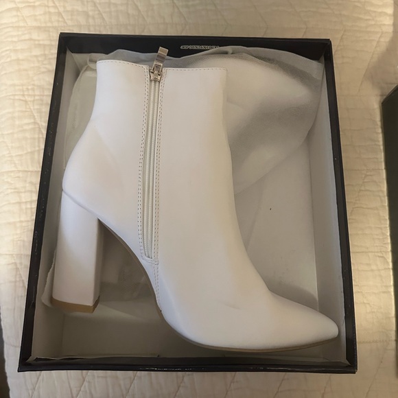 Shoes - Women’s Size US 9 EU 40 White Heeled Leather Boot